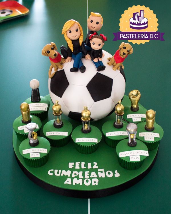 Ponqué Pastel Torta personalizada en Bogotá Fútbol Balón Familia y Cupcakes Trofeos