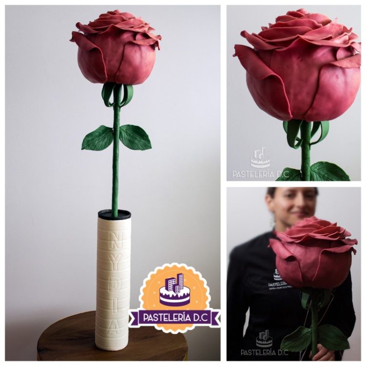 Torta esculpida rosa en florero